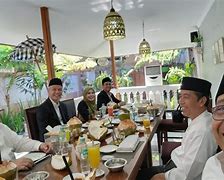 Jokowi Makan Siang Bersama Keluarga